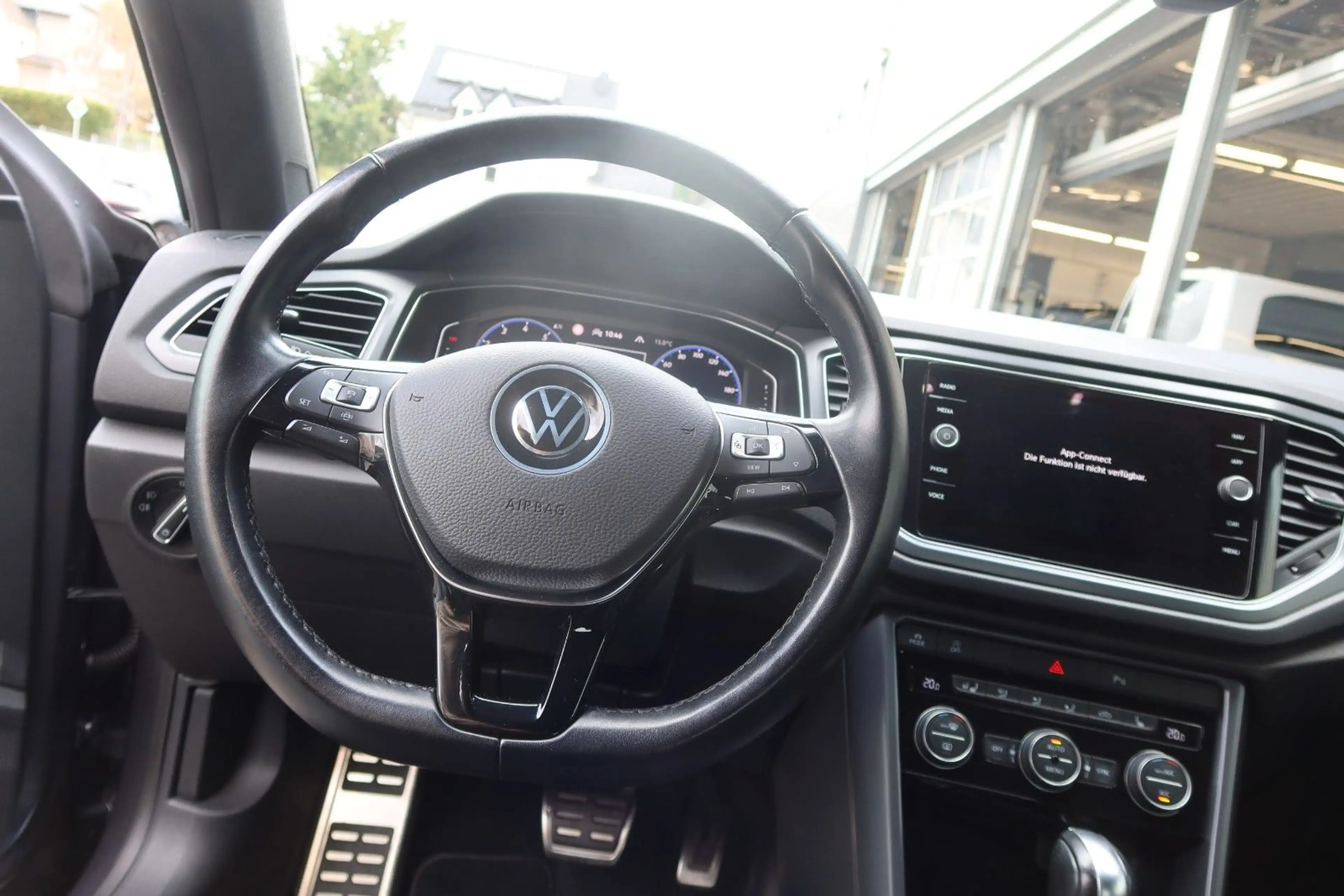 Volkswagen T-Roc — photo 13