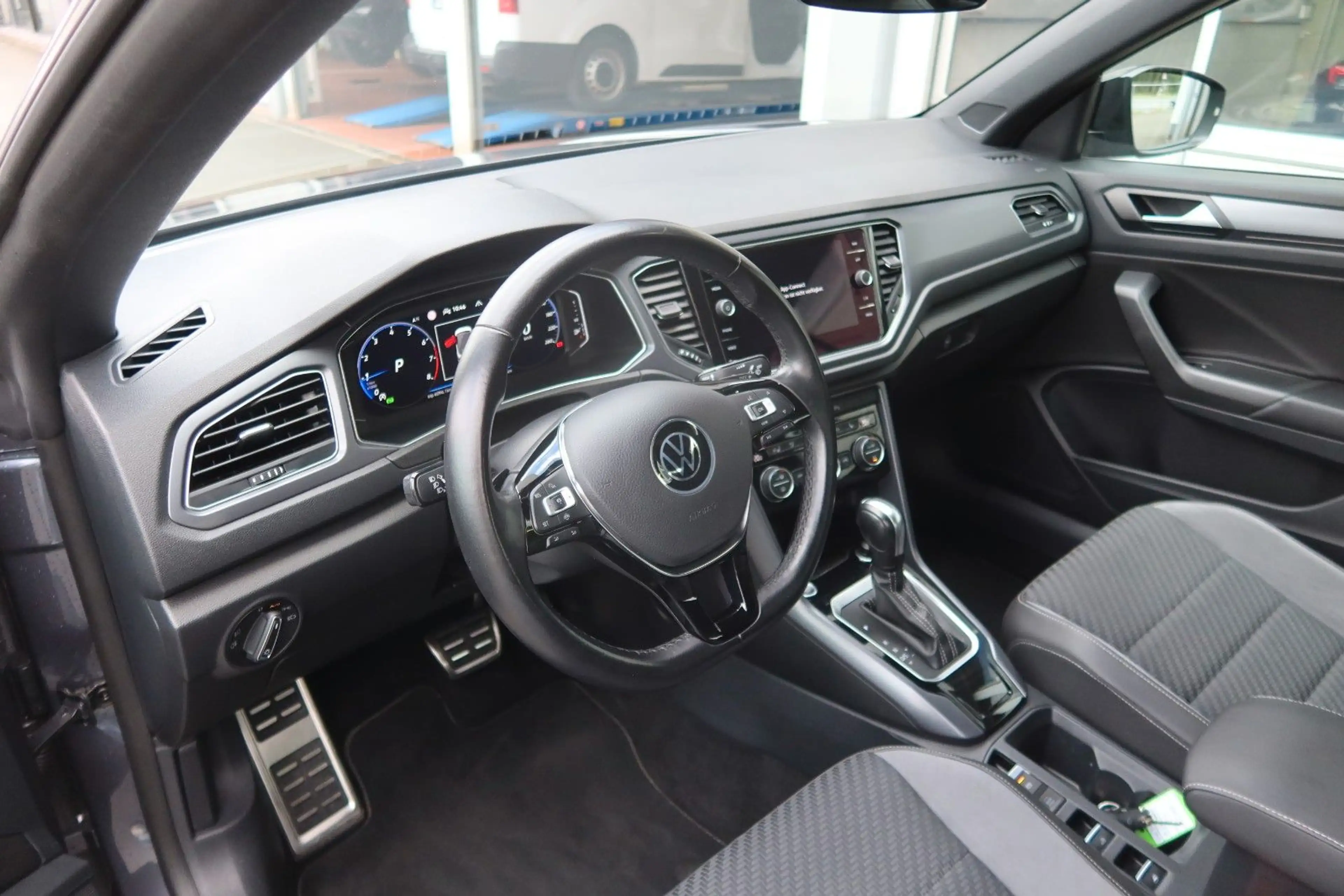 Volkswagen T-Roc — photo 12