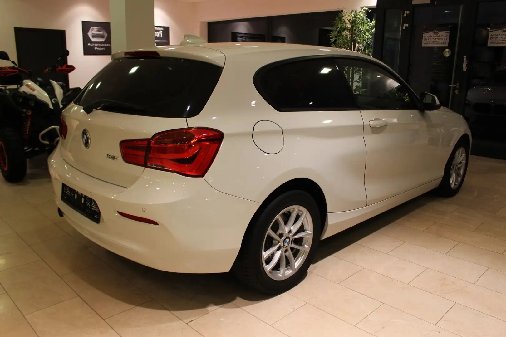 BMW 118 i Lim. 3-trg.  Advantage AUTO NAVI LED TOP Wit - 2