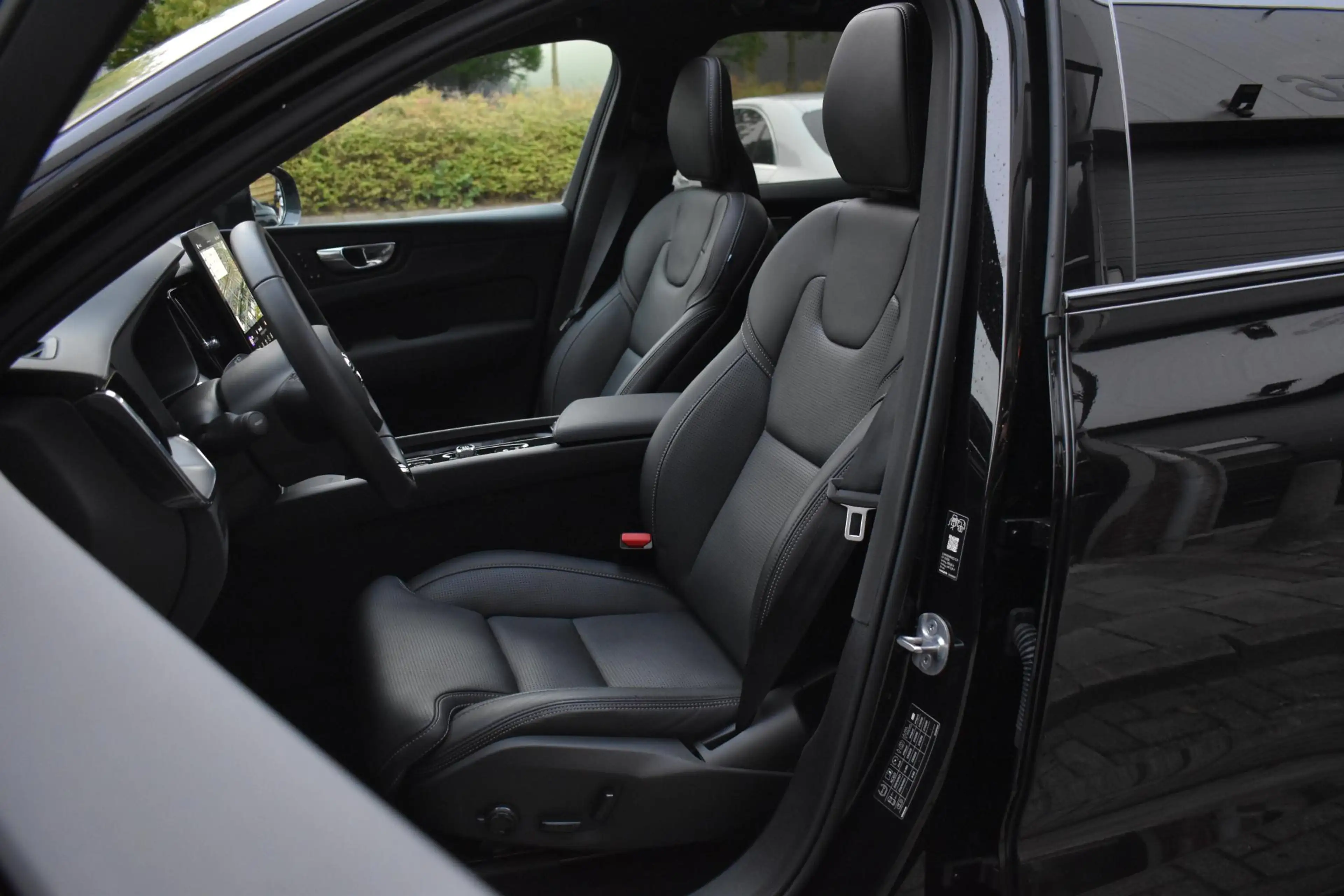 Volvo XC60 2.0 T8 Plug-in-hybrid AWD Ultra Black Edition Face — photo 13