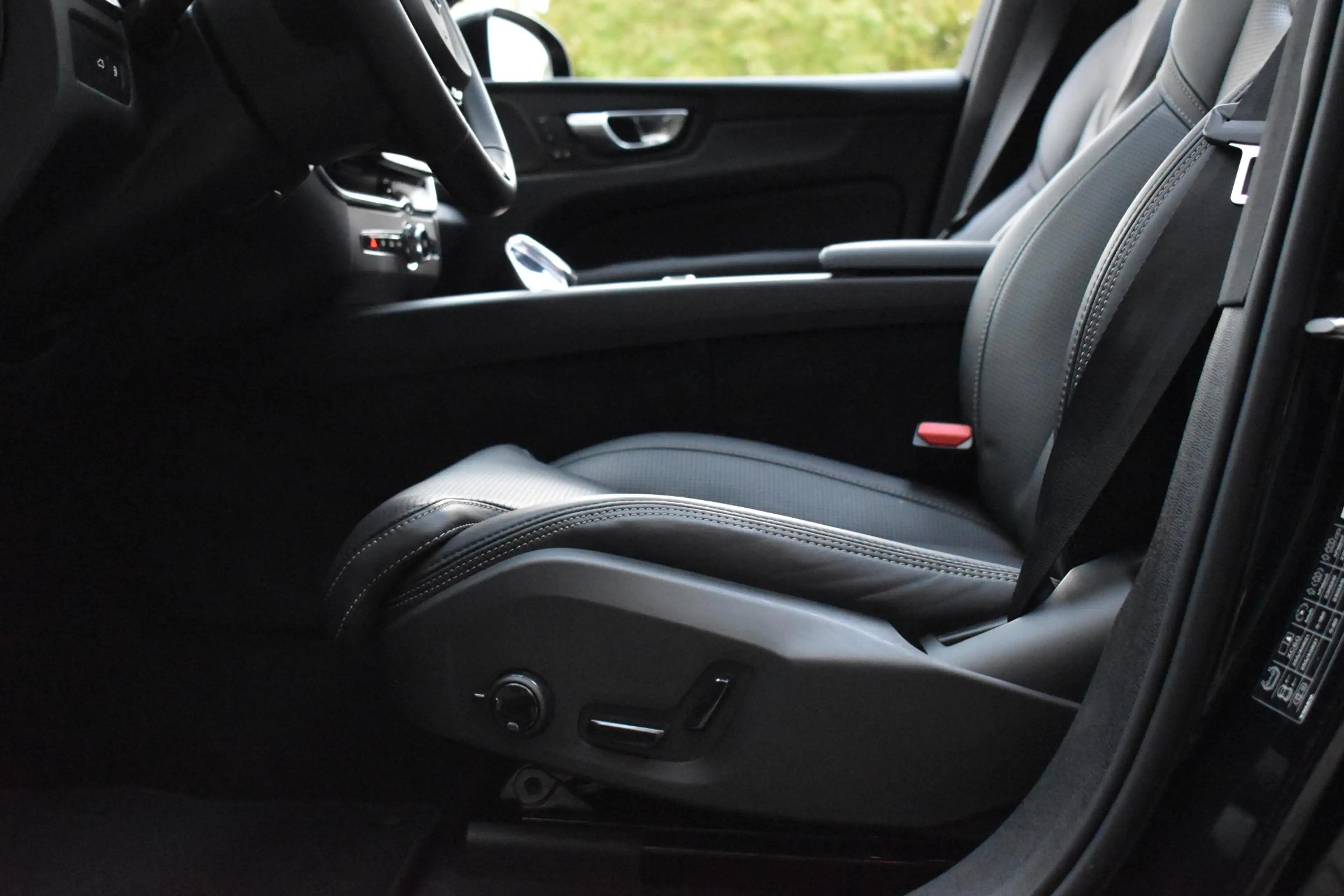 Volvo XC60 2.0 T8 Plug-in-hybrid AWD Ultra Black Edition Face — photo 15