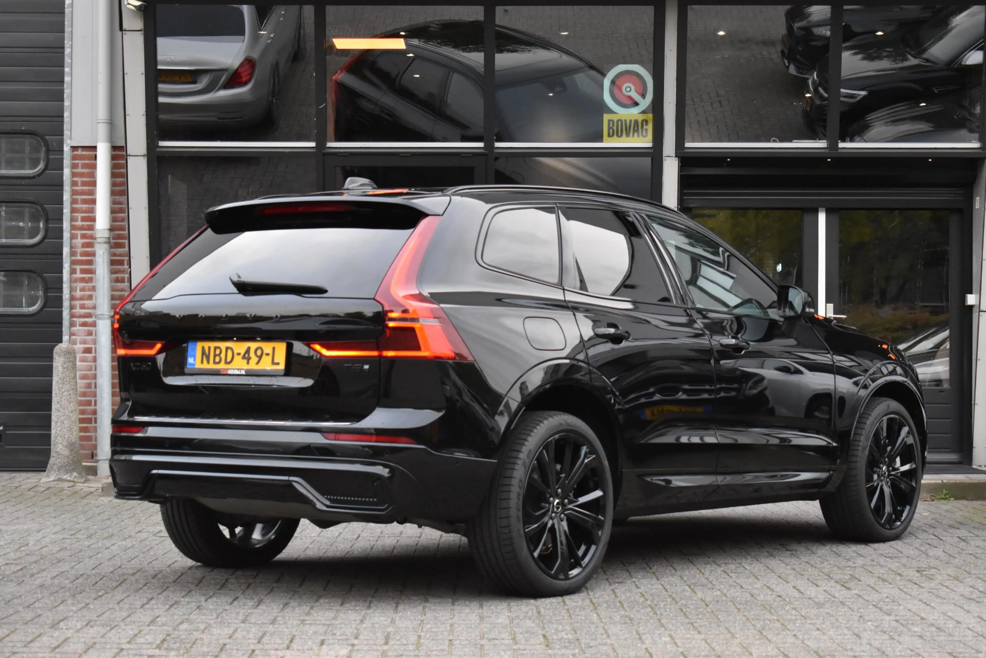 Volvo XC60 2.0 T8 Plug-in-hybrid AWD Ultra Black Edition Face — photo 8