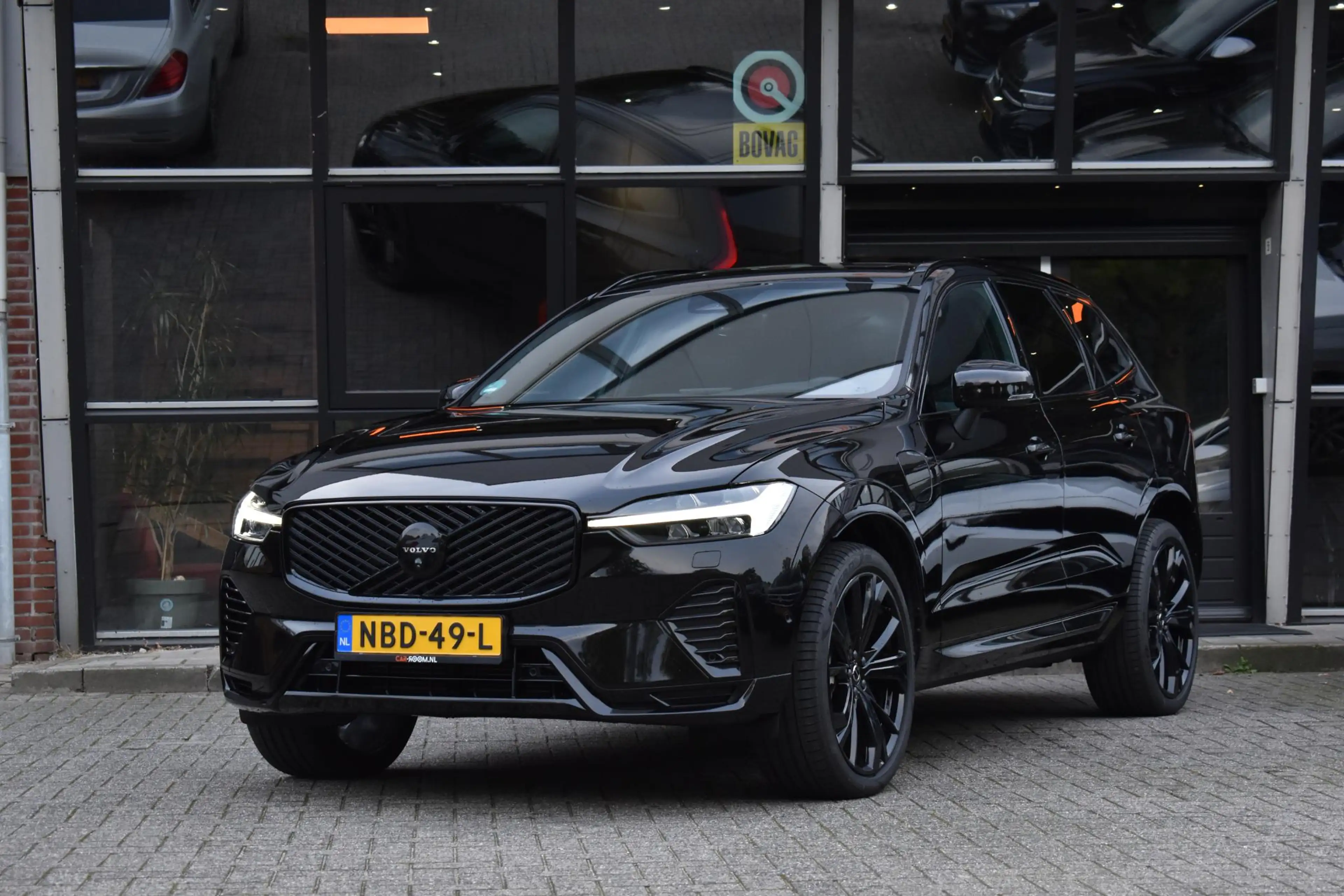 Volvo XC60 2.0 T8 Plug-in-hybrid AWD Ultra Black Edition Face — photo 4