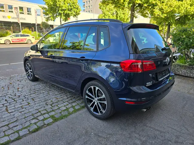Volkswagen Golf Sportsvan view 3