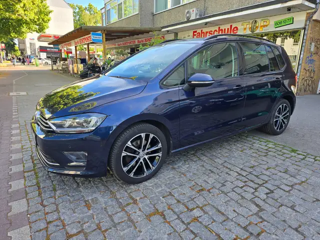 Volkswagen Golf Sportsvan view 2