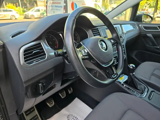Volkswagen Golf Sportsvan view 6