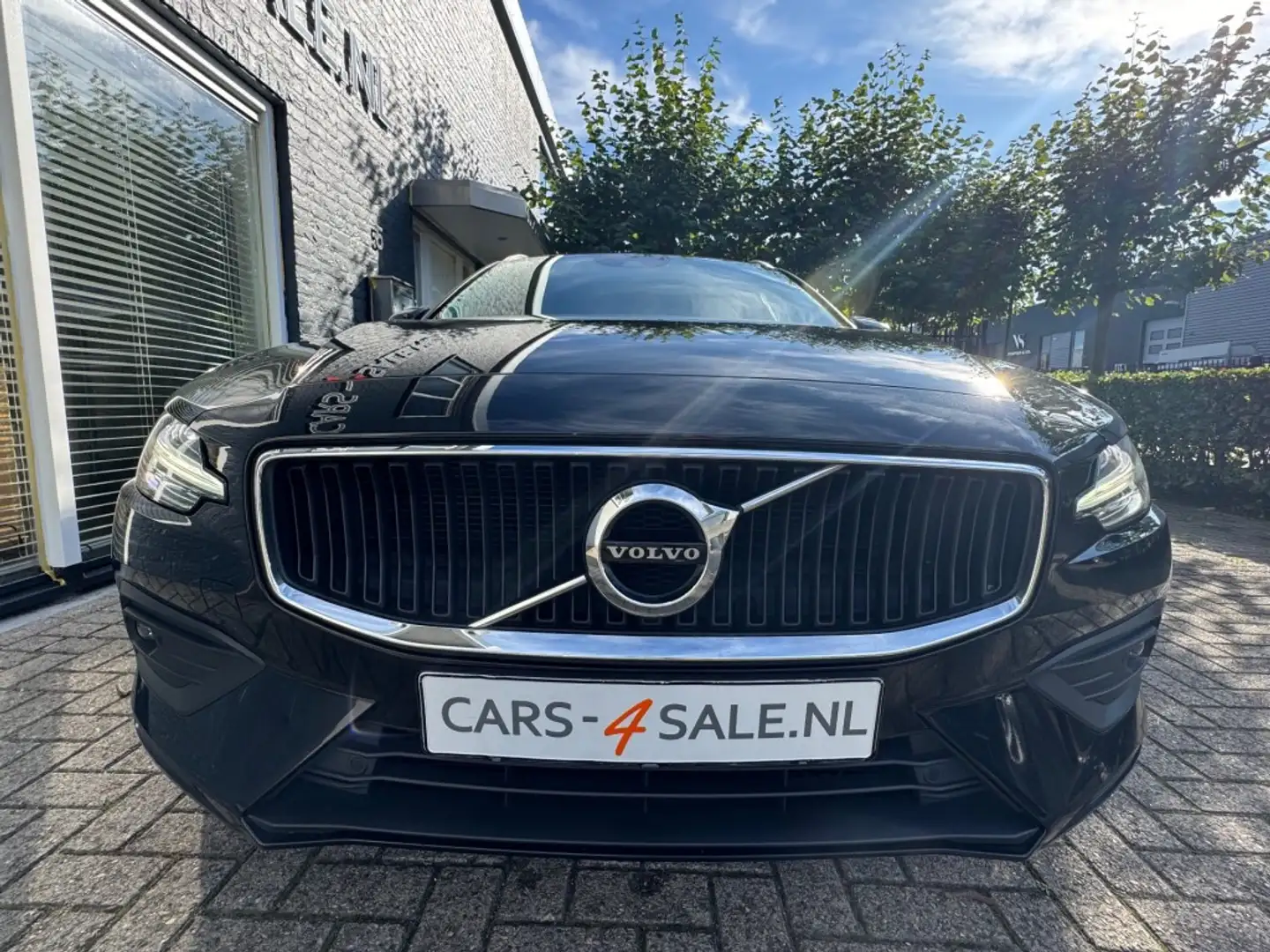 Volvo V60 2.0 D3 Autom. Momentum Pro + Camera + Leder + 17 i Schwarz - 2