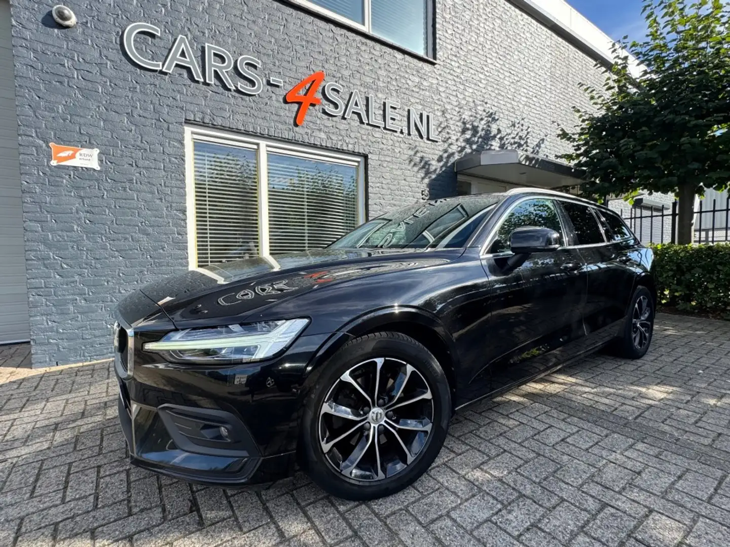 Volvo V60 2.0 D3 Autom. Momentum Pro + Camera + Leder + 17 i Schwarz - 1