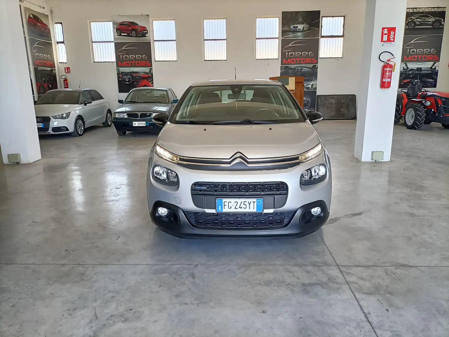 Citroen C3 C3 III 2017 1.2 puretech Feel 82cv neopatentati Grijs - 2