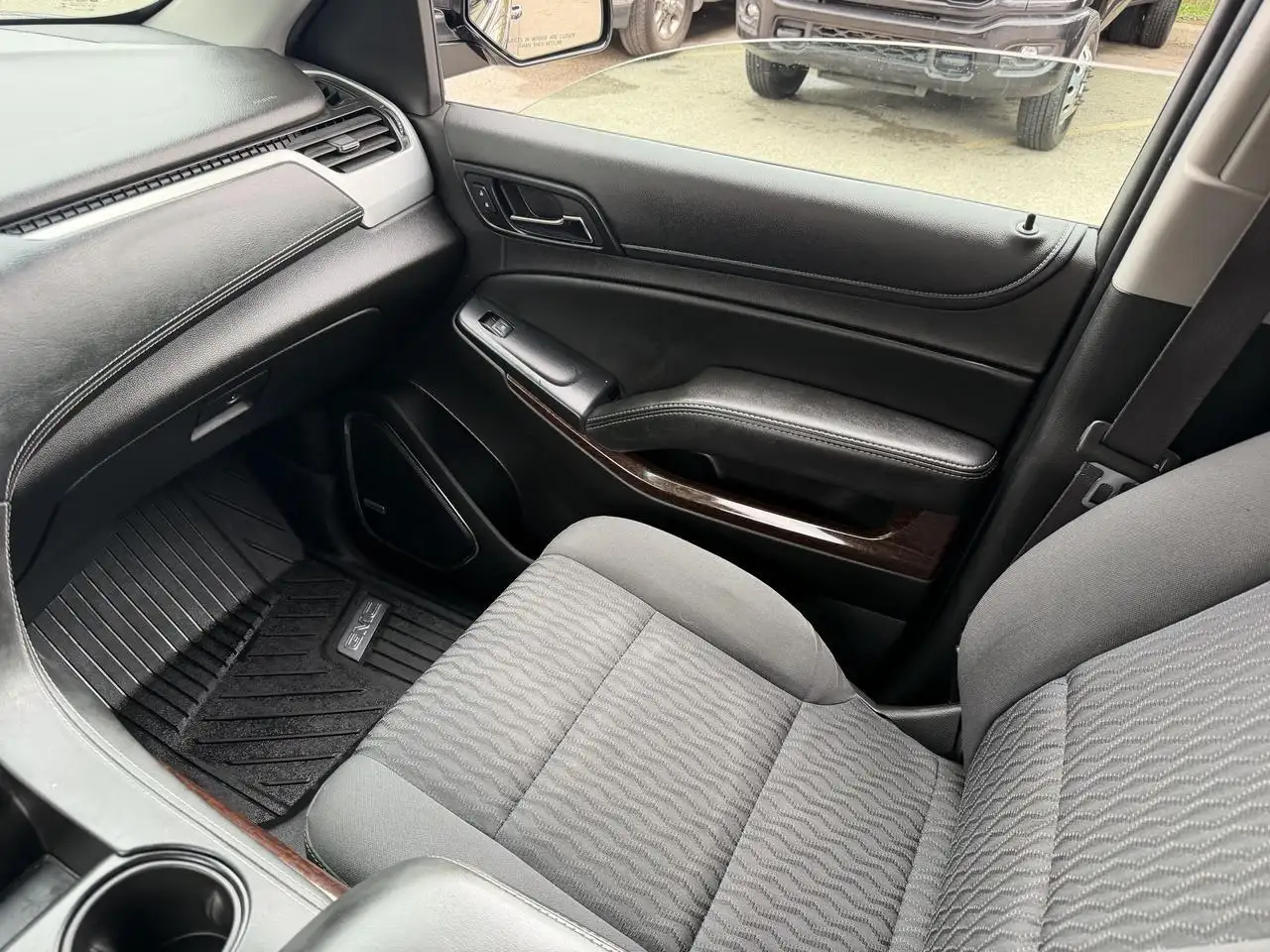 GMC Yukon снимка GMC Yukon