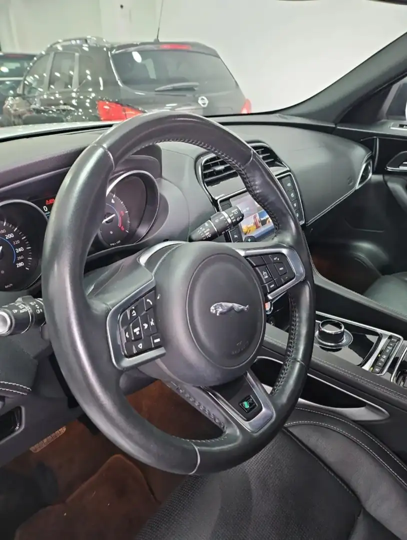 Jaguar F-Pace 2.0i4D R-Sport Aut. AWD 240 - 1