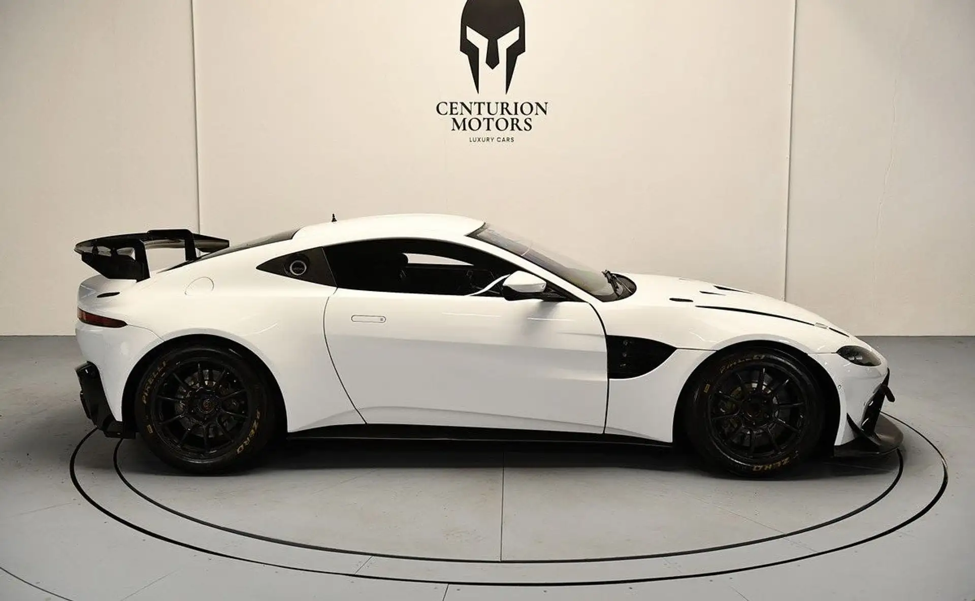 애스턴마틴 밴티지 V8 Coupe 2022 흰색 사진 3