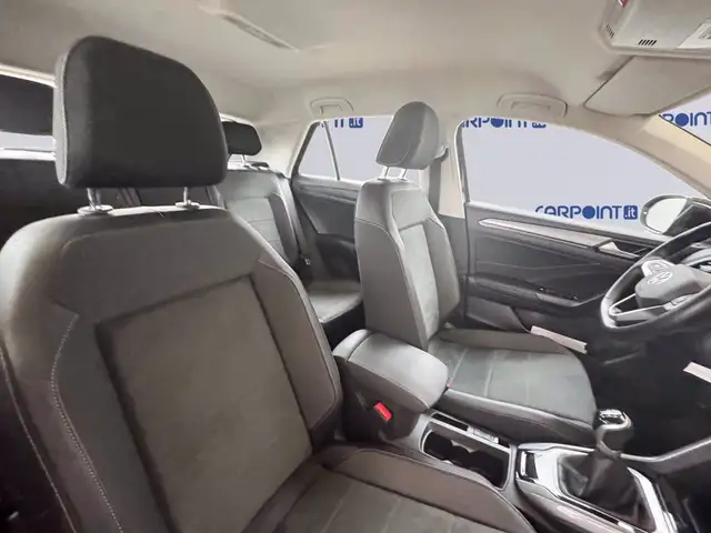 Volkswagen T-Roc view 9
