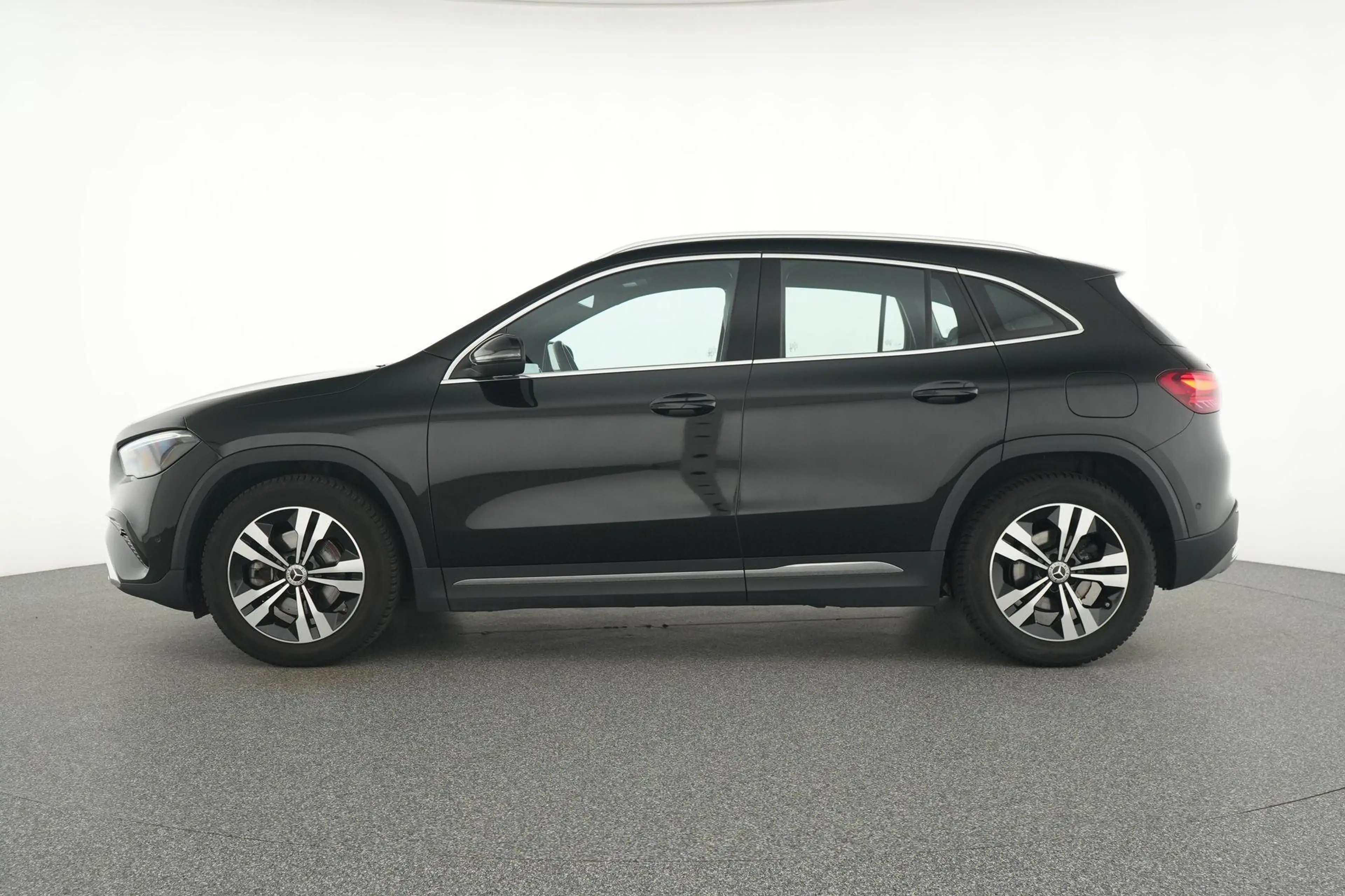 Mercedes-Benz GLA 180 Business Line — photo 8