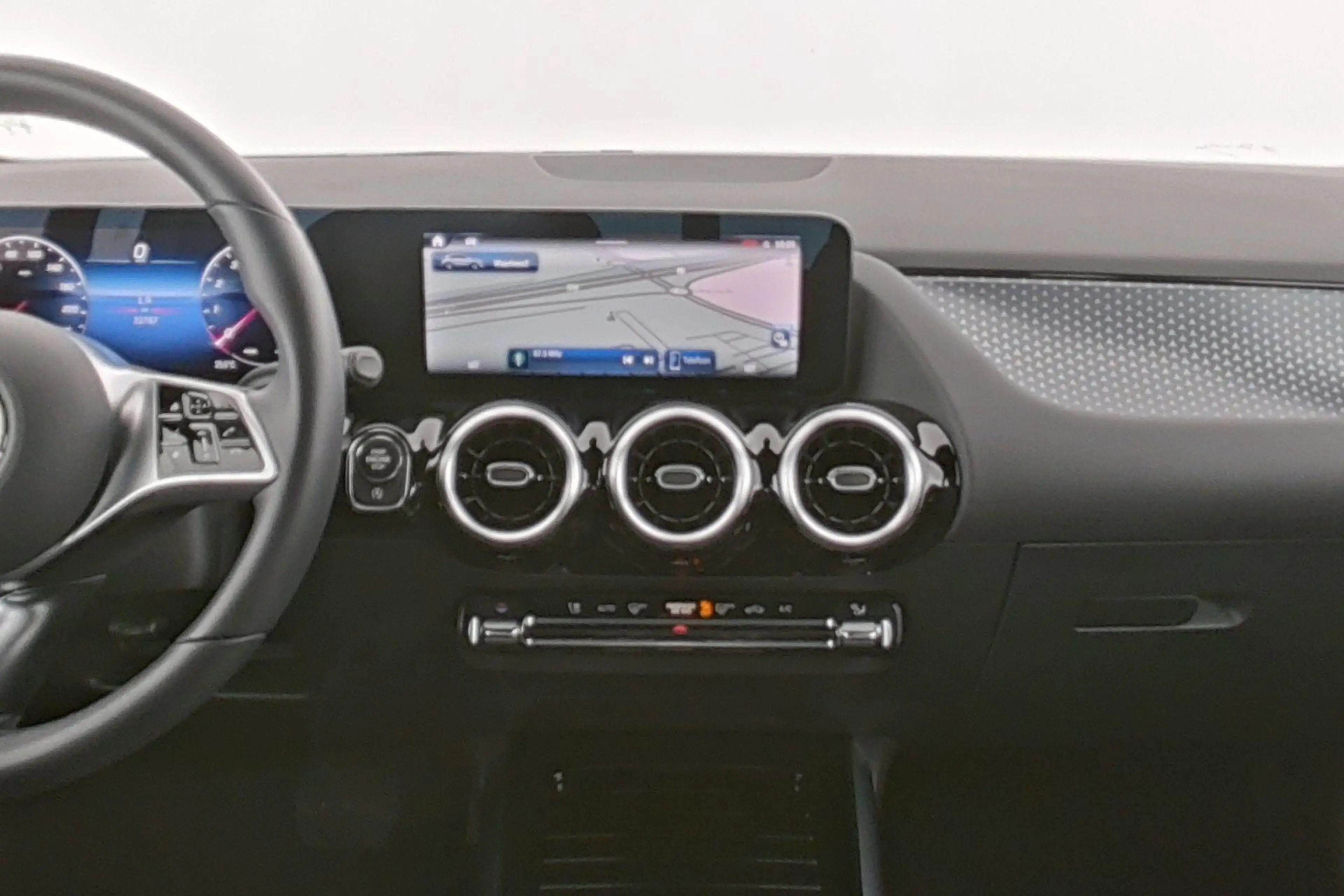 Mercedes-Benz GLA 180 Business Line — photo 15