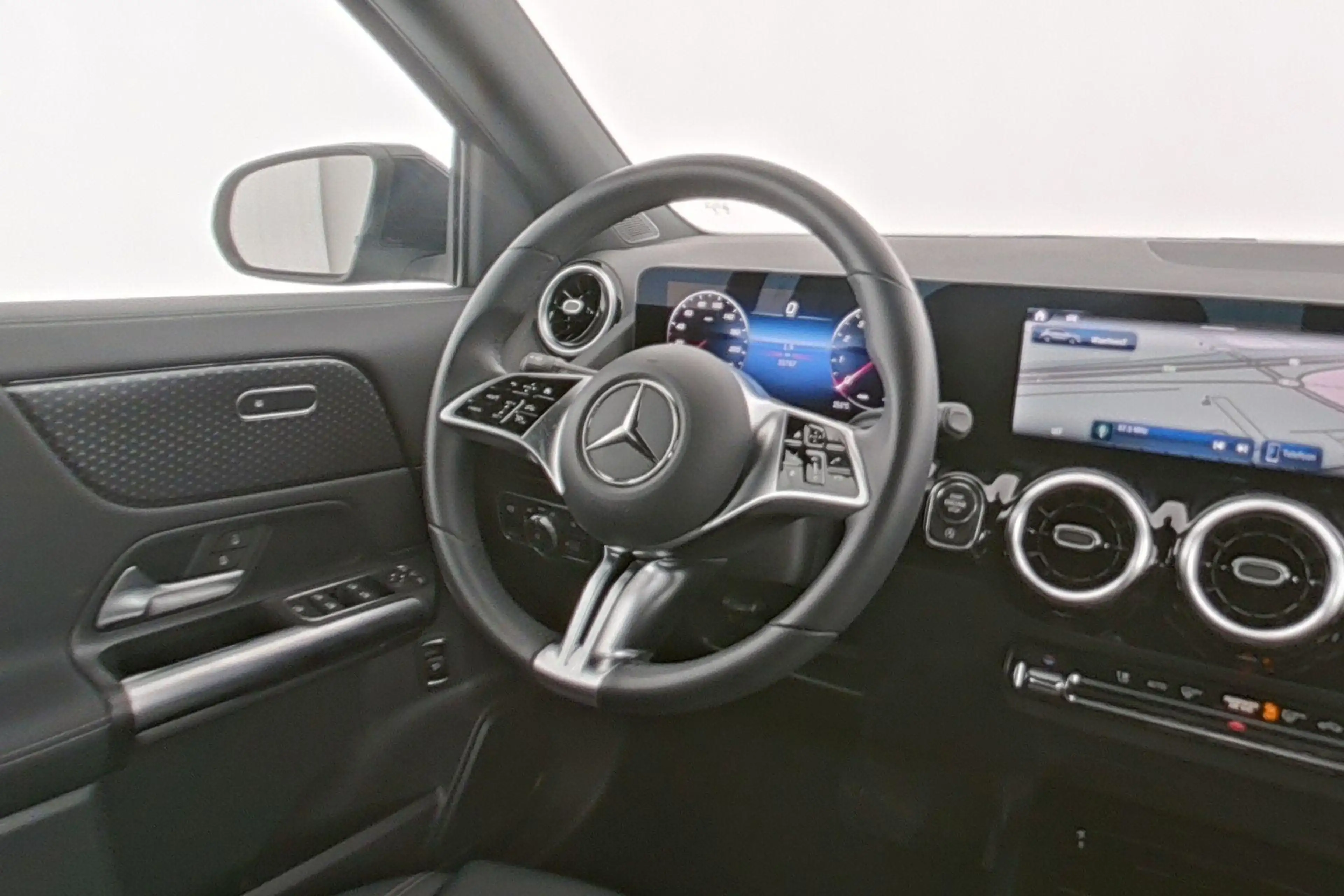 Mercedes-Benz GLA 180 Business Line — photo 13