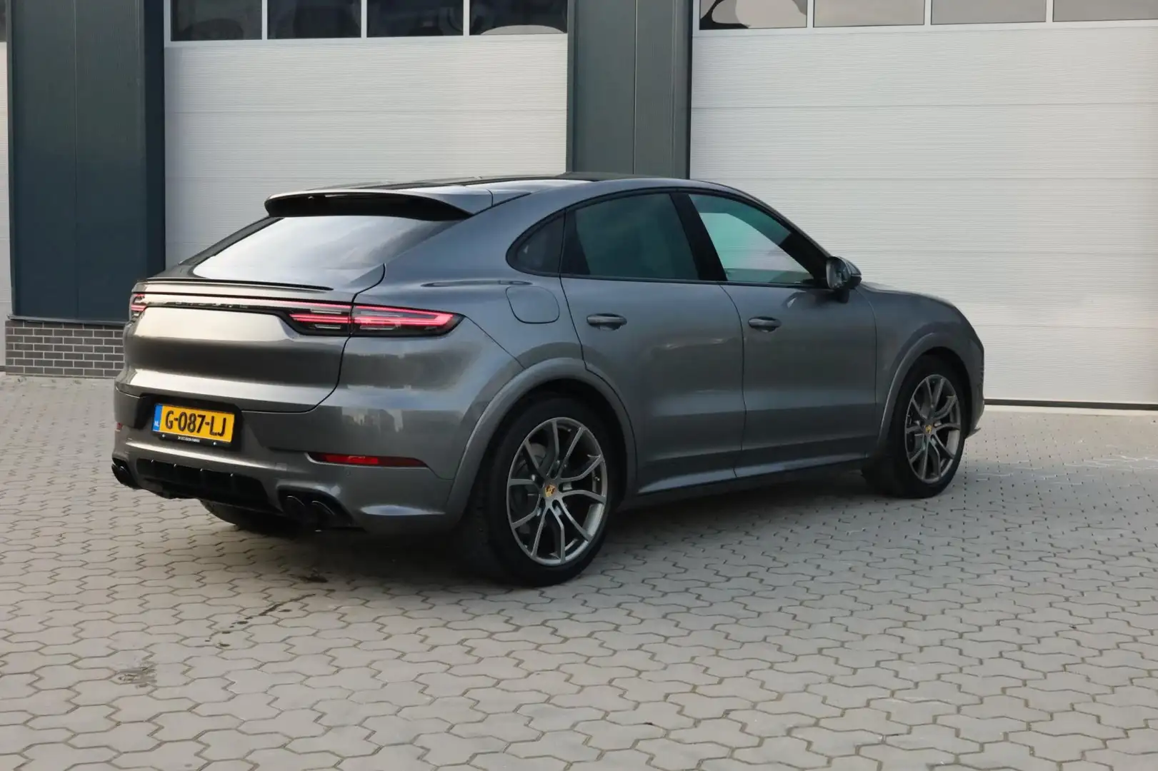Porsche Cayenne Coupé 3.0 E-Hybrid Sport Design Pano Trekhaak Bose Gris - 2