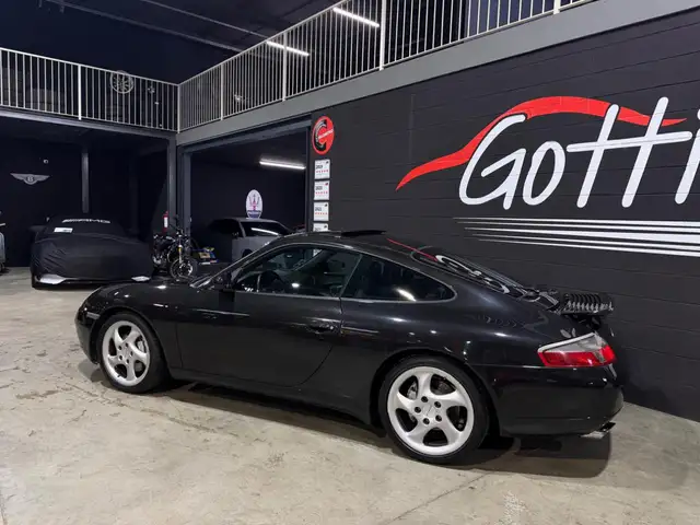 Porsche 911 view 6