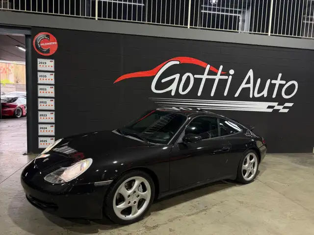 Porsche 911 view 3