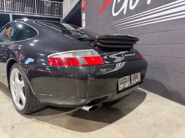 Porsche 911 view 8