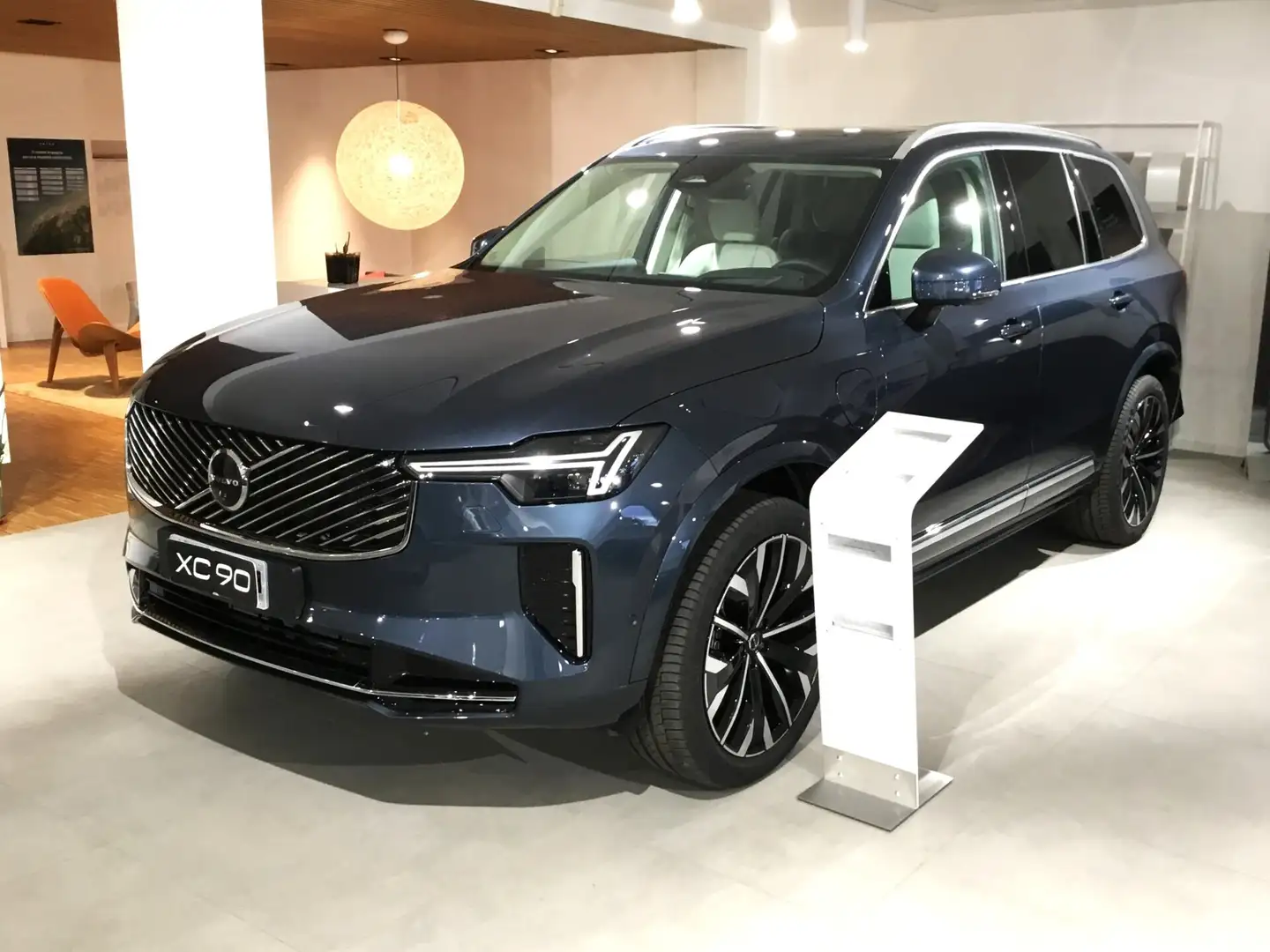 Volvo XC90 T8 Plug-in Hybrid AWD Autom. 7 posti Ultra Bright Blu/Azzurro - 1
