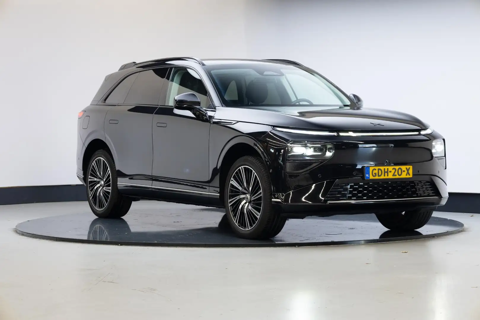 Xpeng G9 AWD Performance 98 kWh Noir - 1