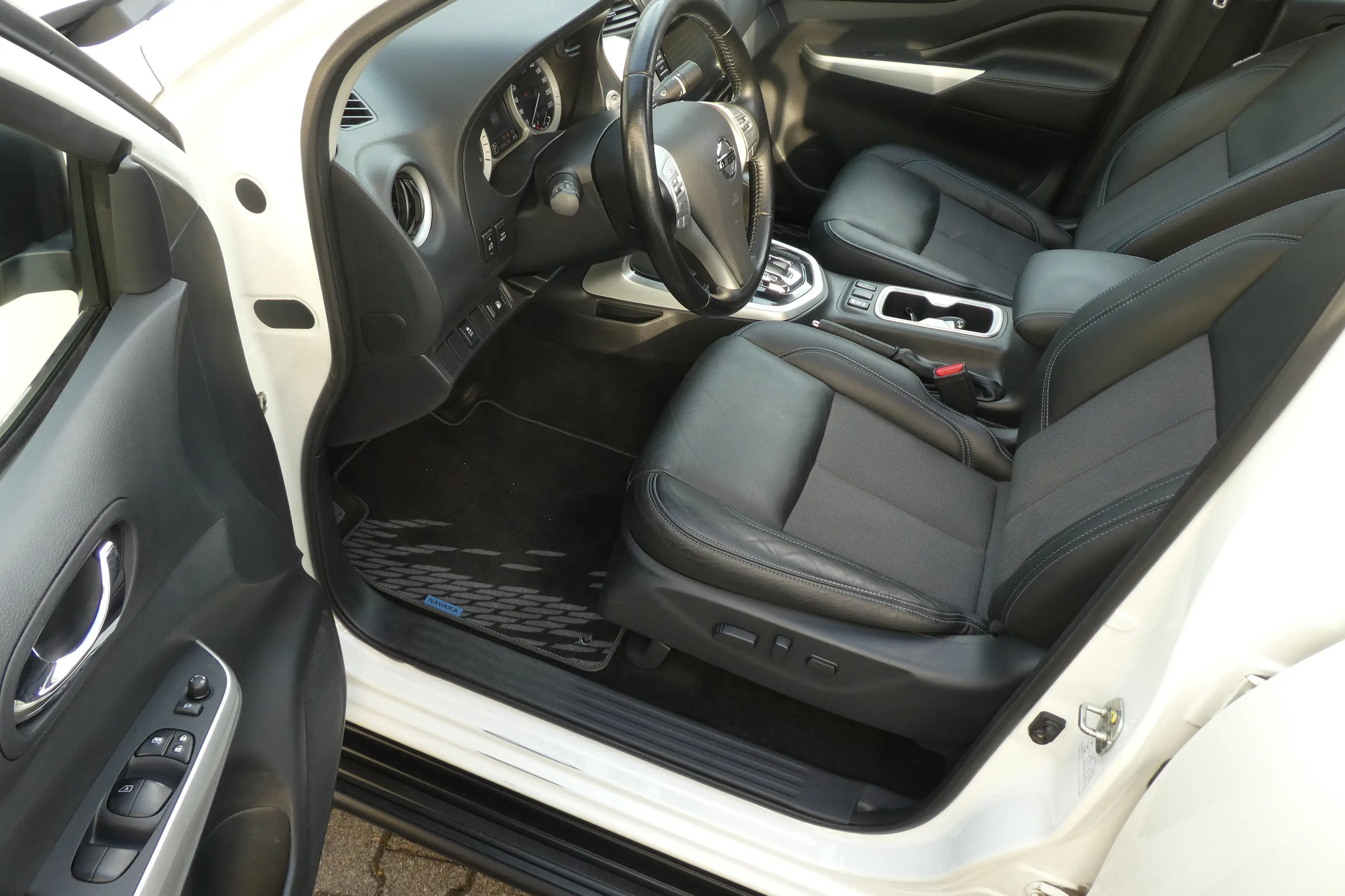 Nissan Navara NP300 N-Guard Doppelkabine 4x4 — photo 12