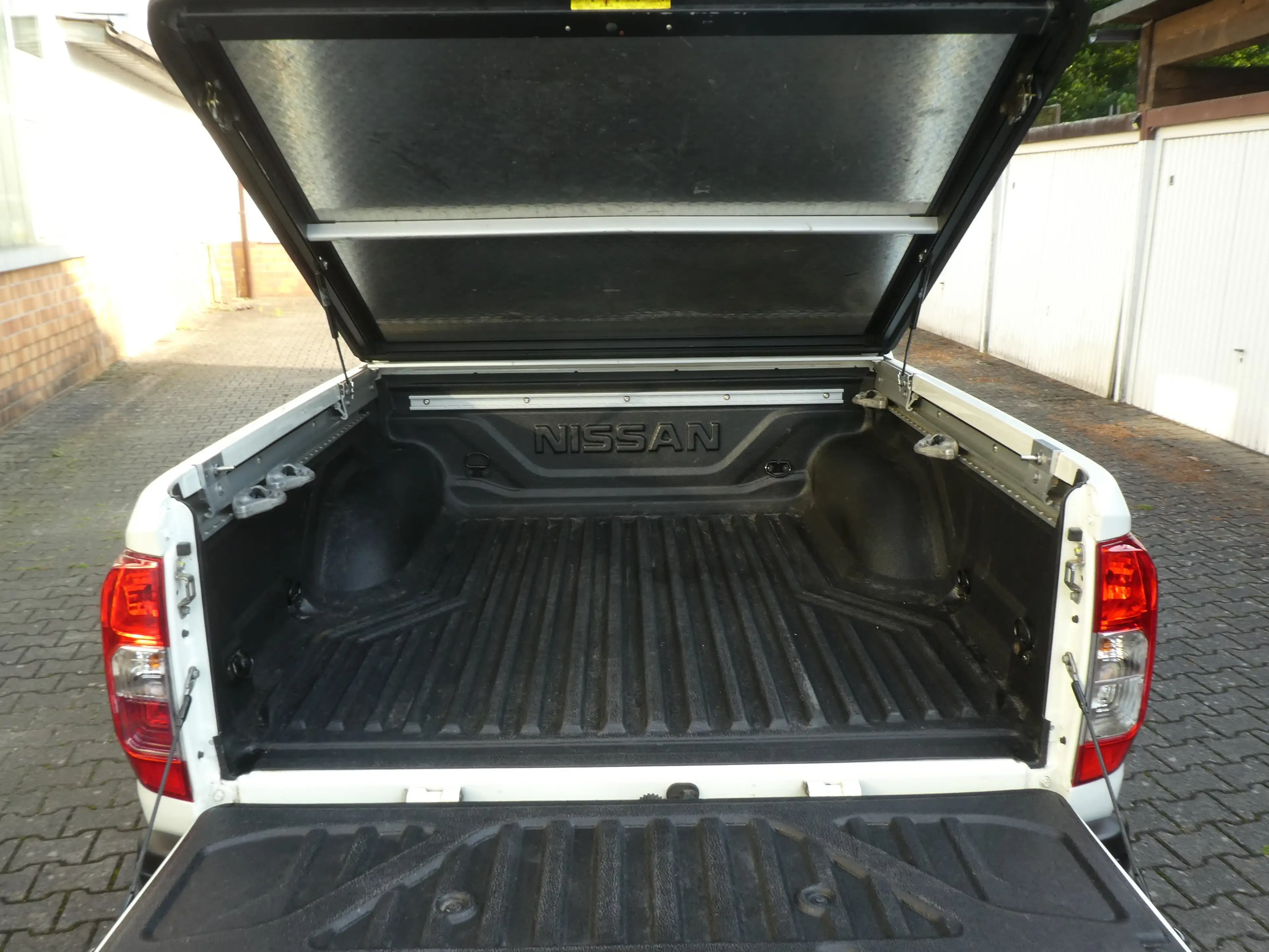 Nissan Navara NP300 N-Guard Doppelkabine 4x4 — photo 5