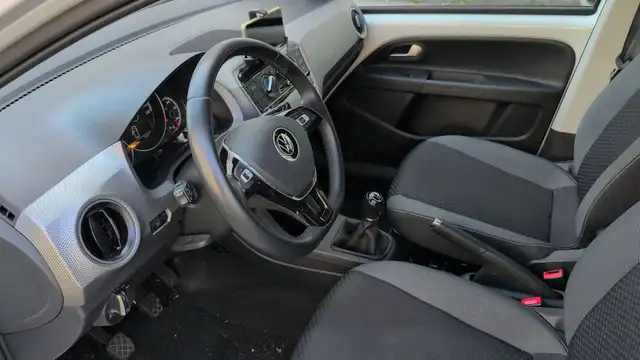 Volkswagen Up! view 8