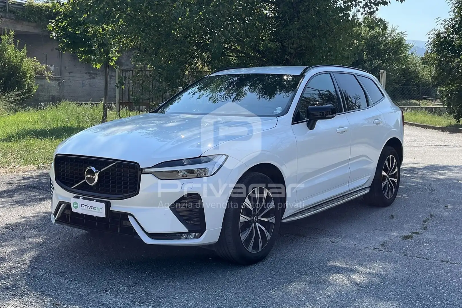 Volvo XC60 XC60 B4 (d) AWD automatico Plus Dark Bianco - 1