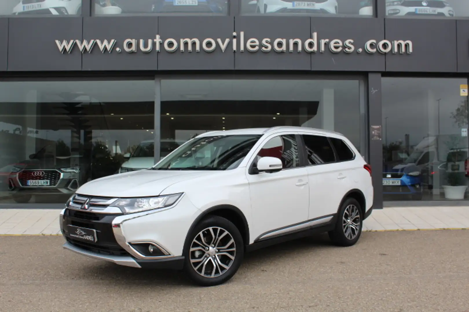 Mitsubishi Outlander 200 MPI Motion 2WD 5pl. CVT Bianco - 1