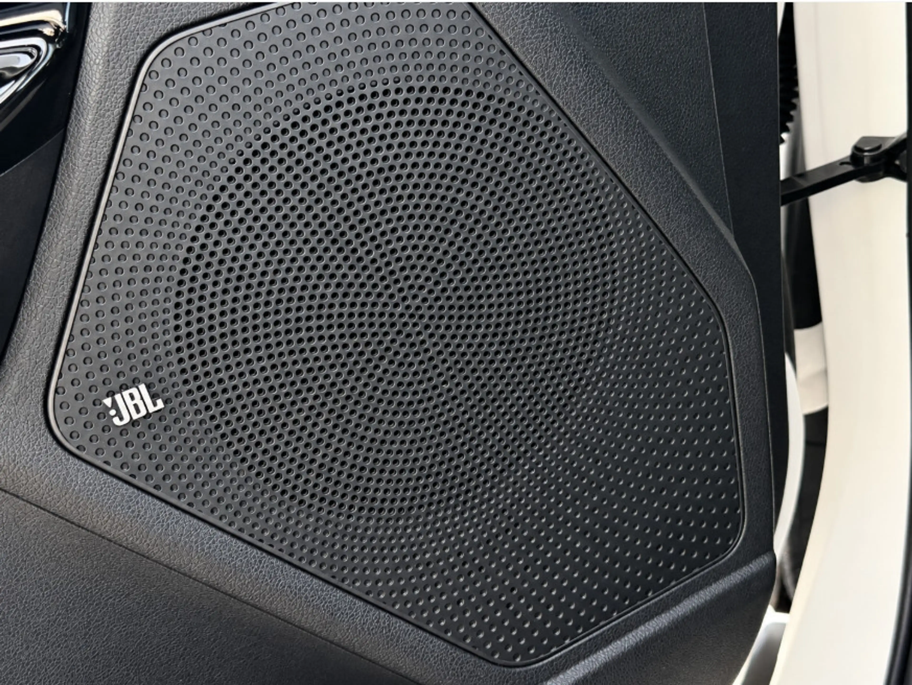 Kia e-Niro DynamicLine 64 kWh SOH 95,8% | Warmtepomp | JBL | — photo 17