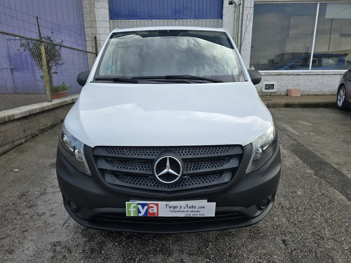 Mercedes-Benz Vito Furgón 111CDI Larga Blanc - 2