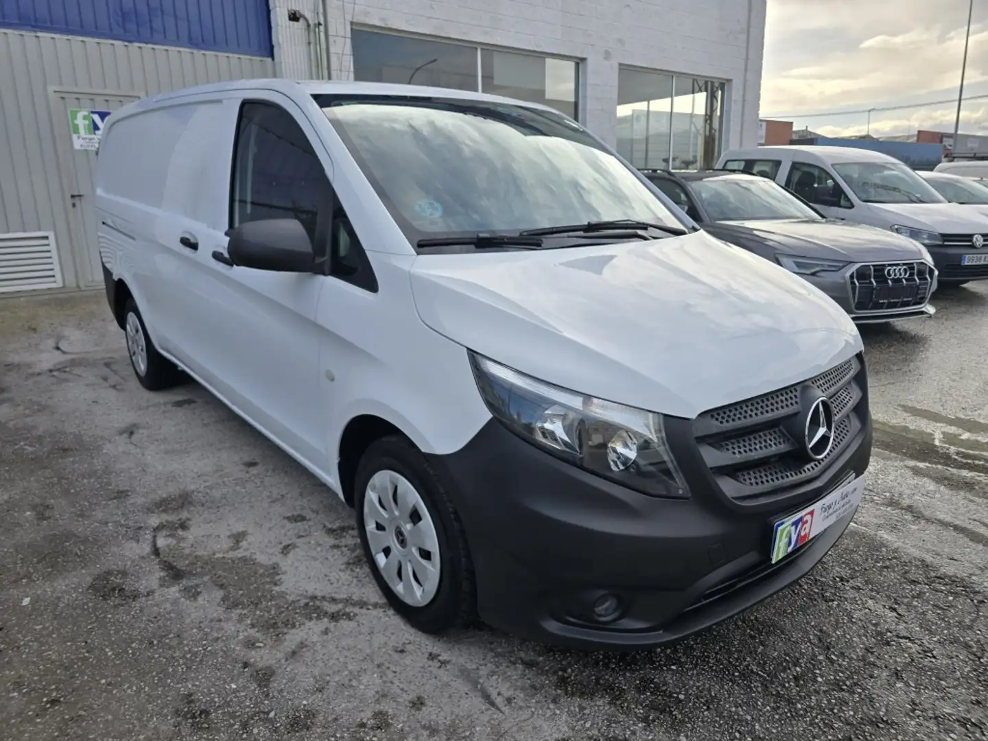 Mercedes-Benz Vito Furgón 111CDI Larga Blanco - 1