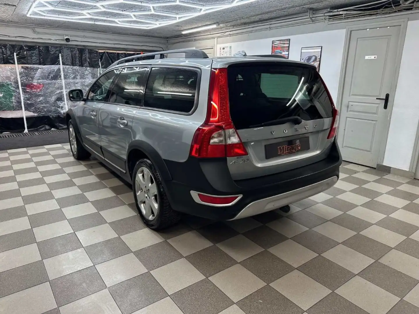 Volvo XC70 MOMENTUM AWD Grau - 2