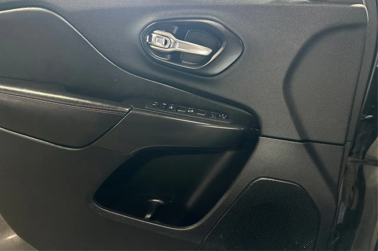 Jeep Cherokee снимка Jeep Cherokee
