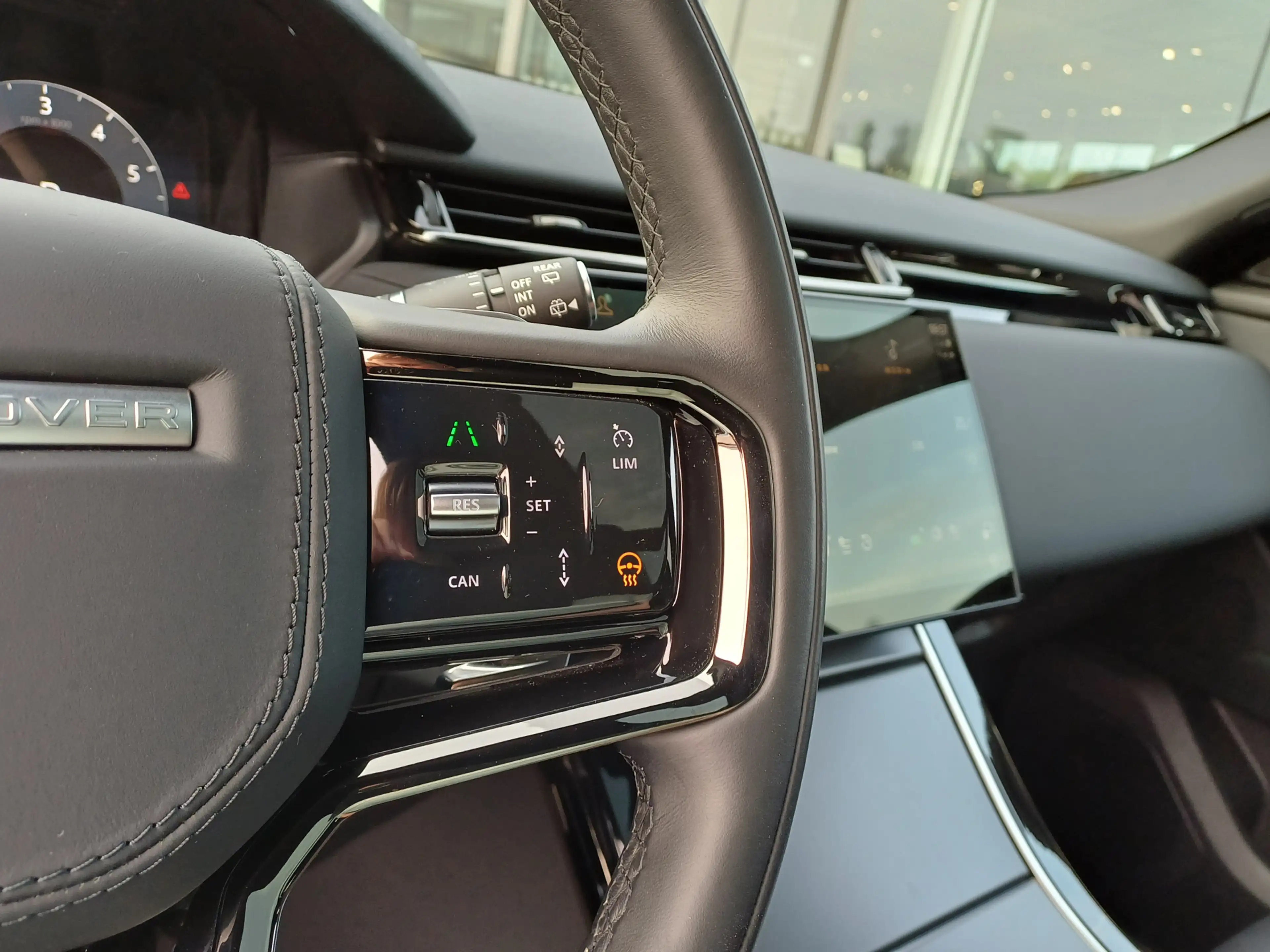 Land Rover Range Rover Velar P400e 404pk AWD R-Dynamic SE | Panoramisch schuifd — photo 3