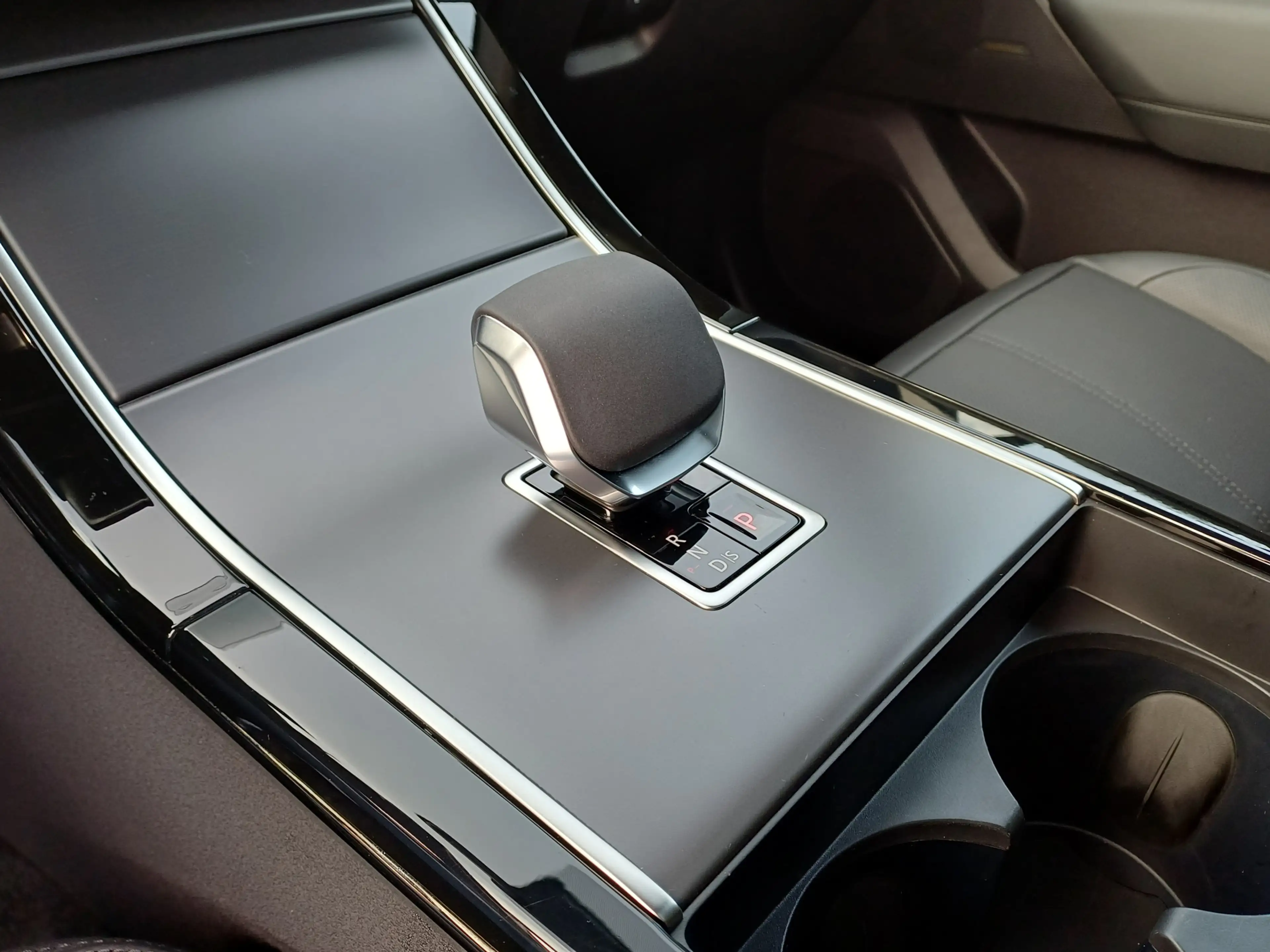 Land Rover Range Rover Velar P400e 404pk AWD R-Dynamic SE | Panoramisch schuifd — photo 4