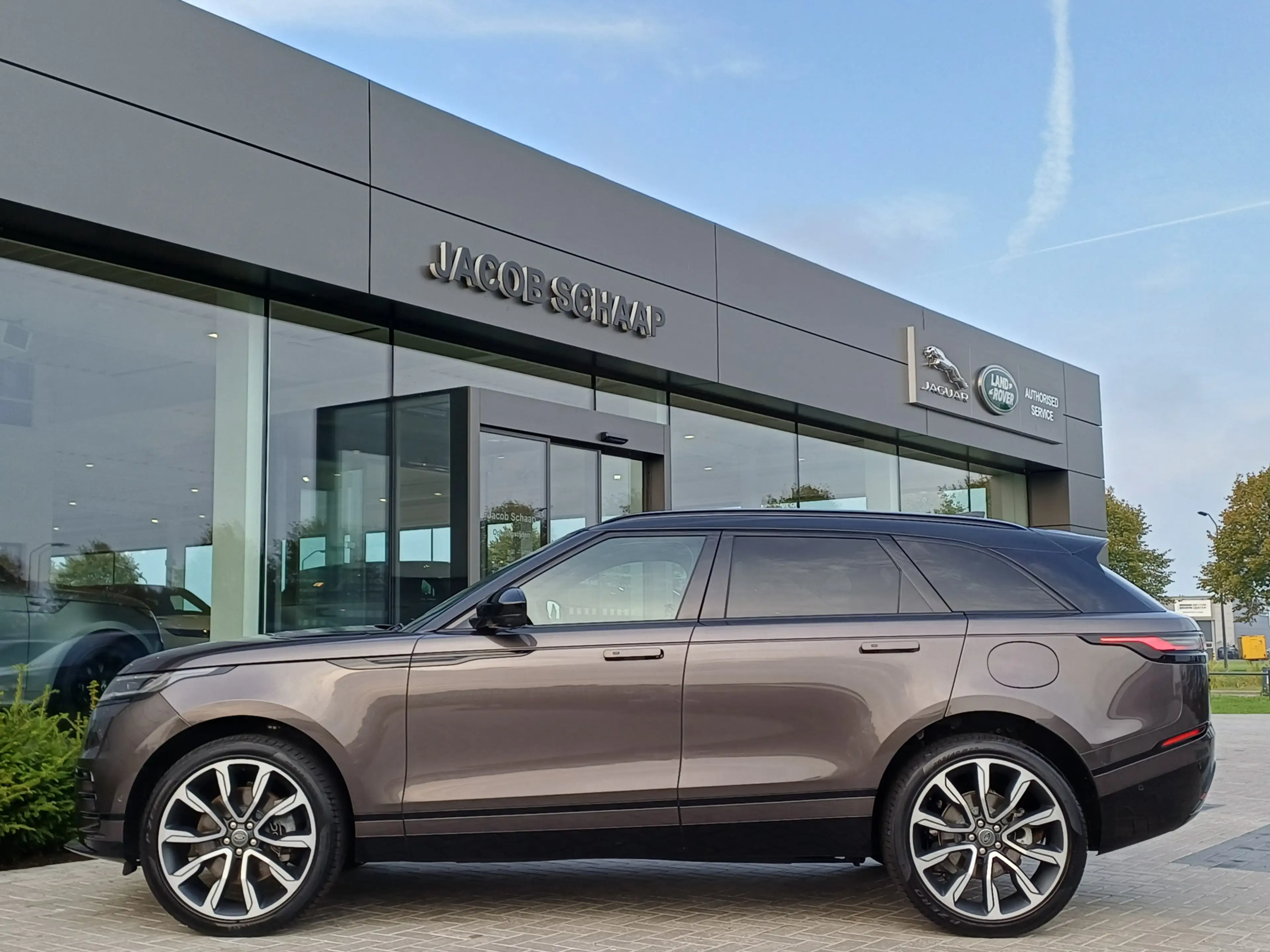 Land Rover Range Rover Velar P400e 404pk AWD R-Dynamic SE | Panoramisch schuifd — photo 9