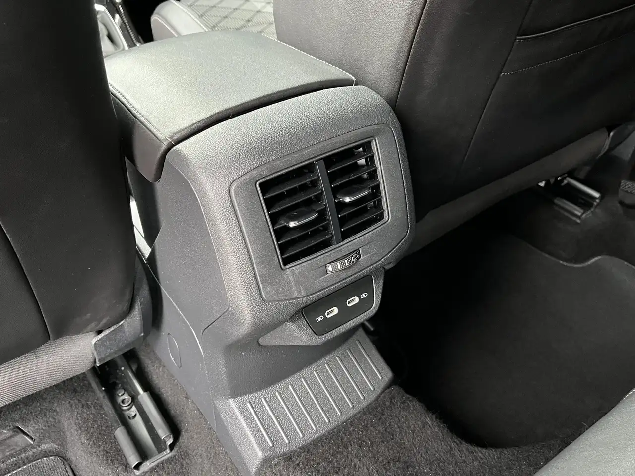 Volkswagen T-Roc 1.5 TSI R-Line Business+, миниатюра 26