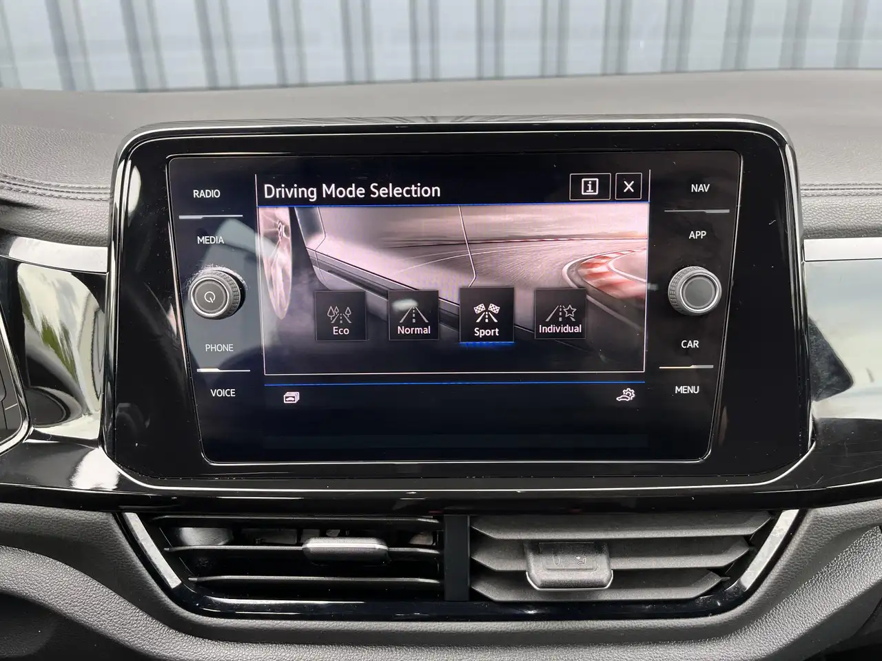 Volkswagen T-Roc 1.5 TSI R-Line Business+, миниатюра 24