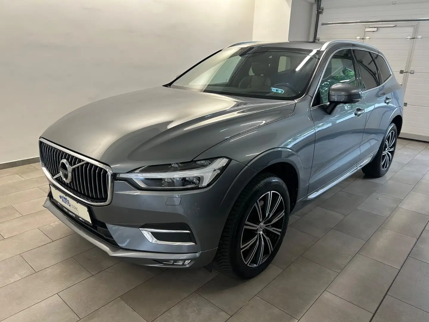 Volvo XC60 Inscription AWD Grau - 1