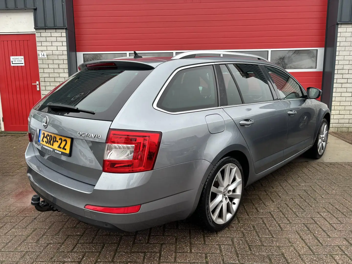 Skoda Octavia Combi 1.4 TSI Greentech Elegance Businessline AUTO Grijs - 2