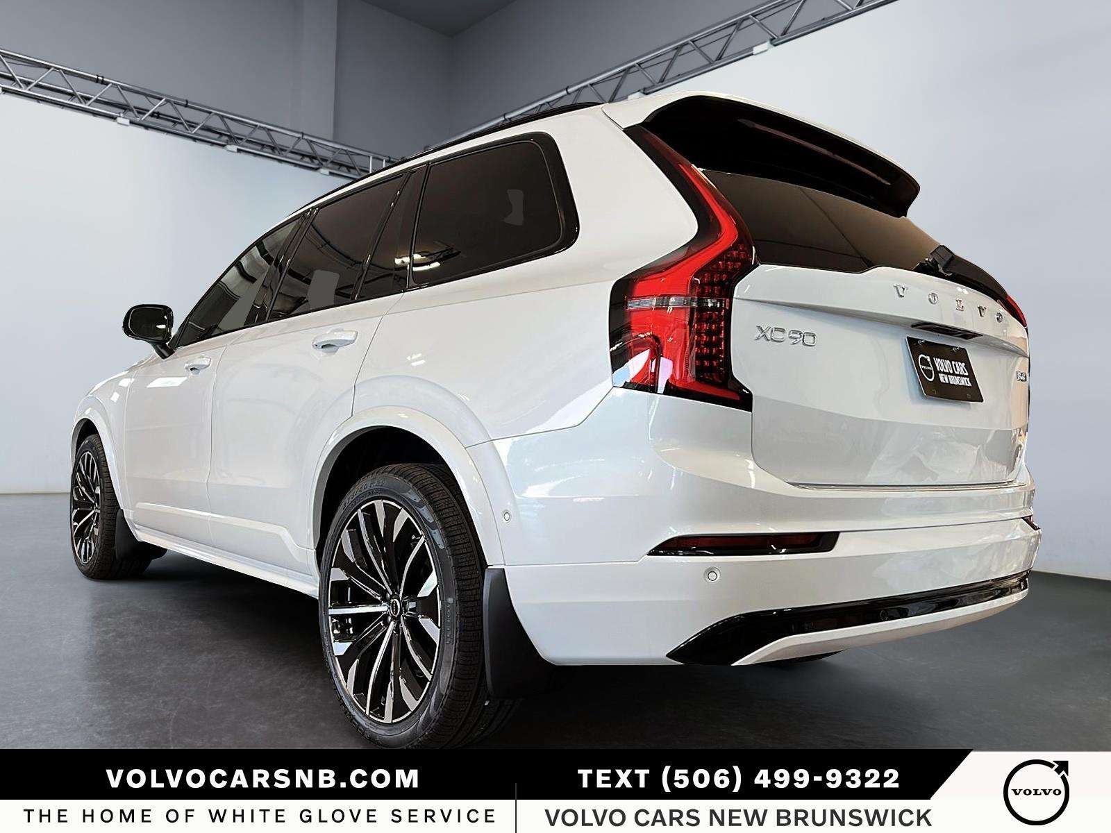 2026 Volvo XC90 B6 Ultra Bright Theme alt 4