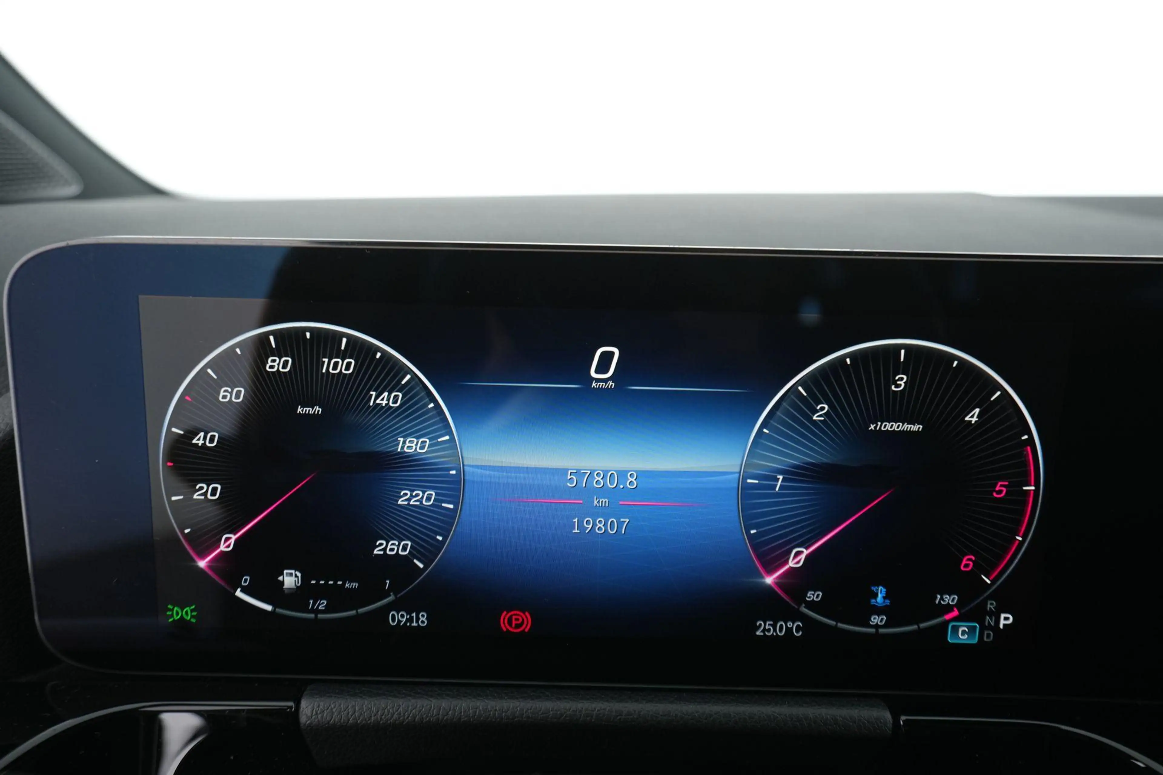 Mercedes-Benz GLA 180 d Luxury Line — photo 14