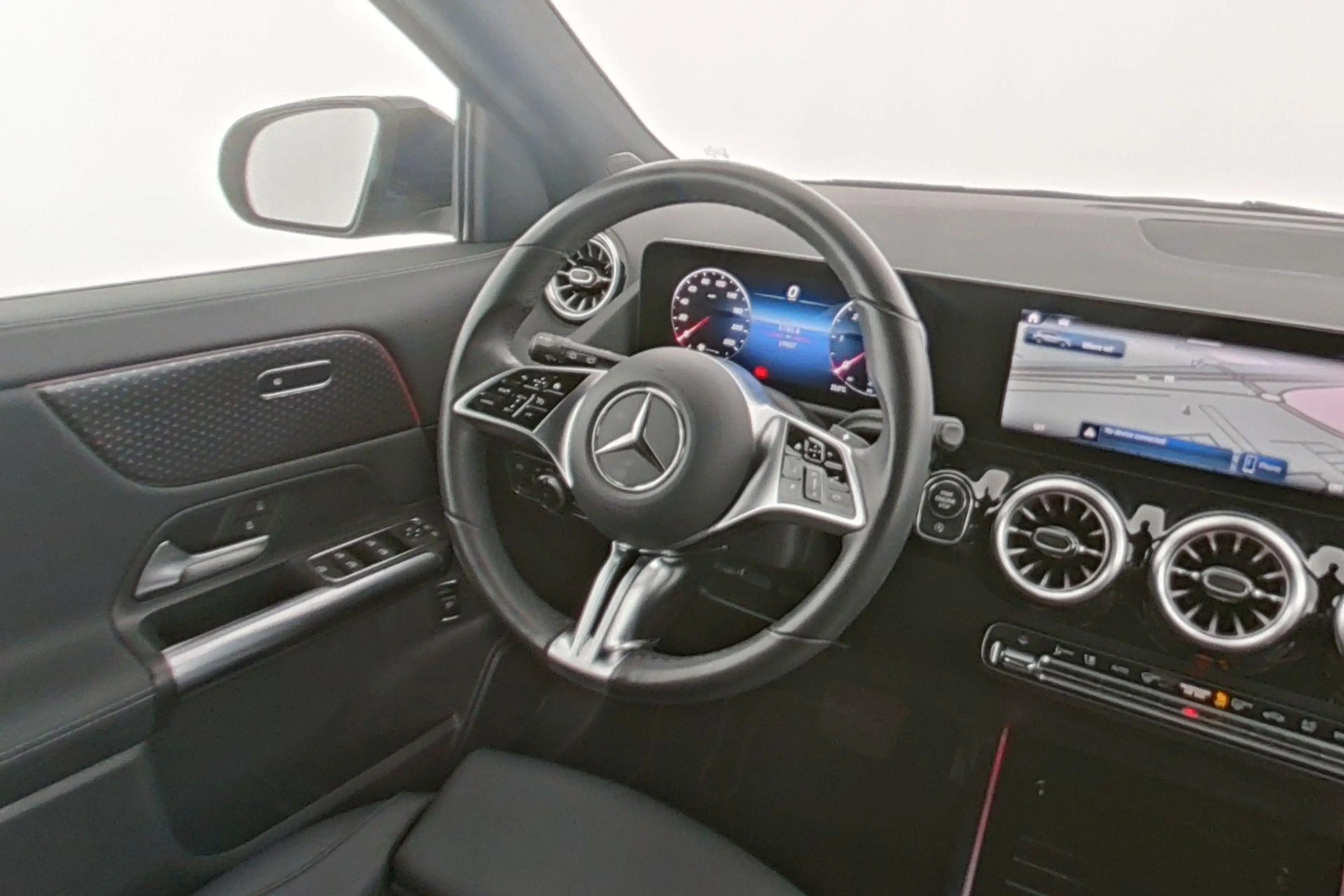 Mercedes-Benz GLA 180 d Luxury Line — photo 13