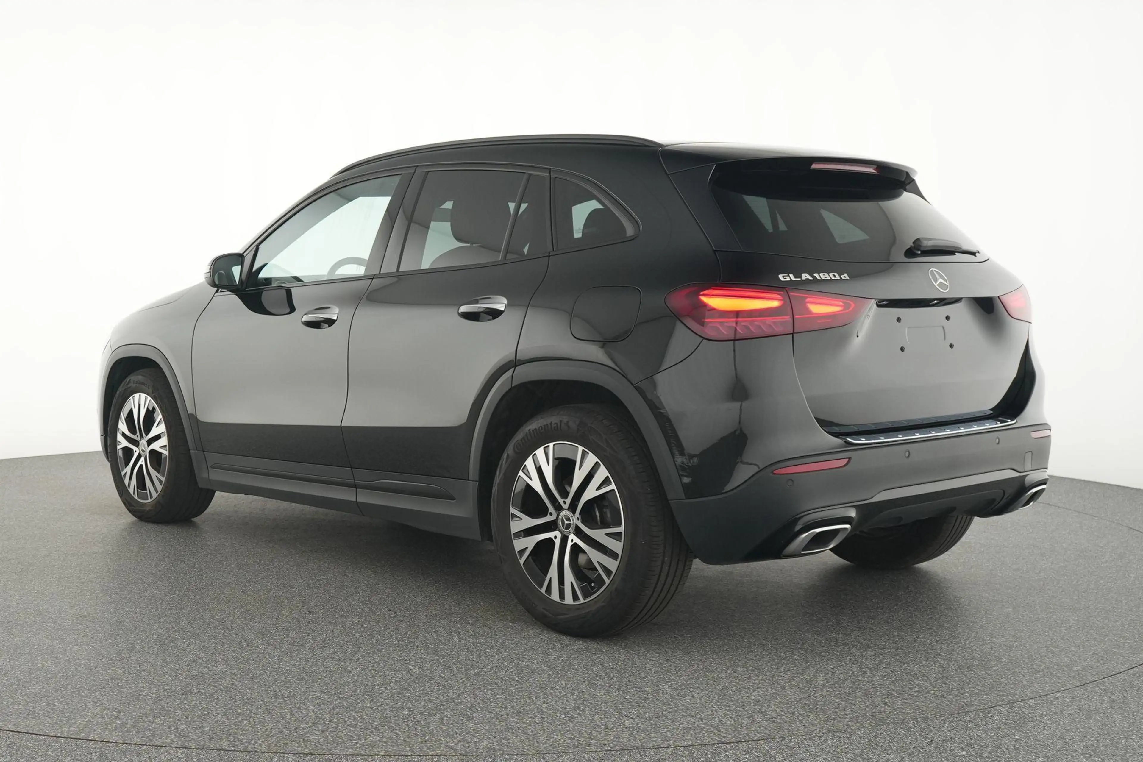 Mercedes-Benz GLA 180 d Luxury Line — photo 3