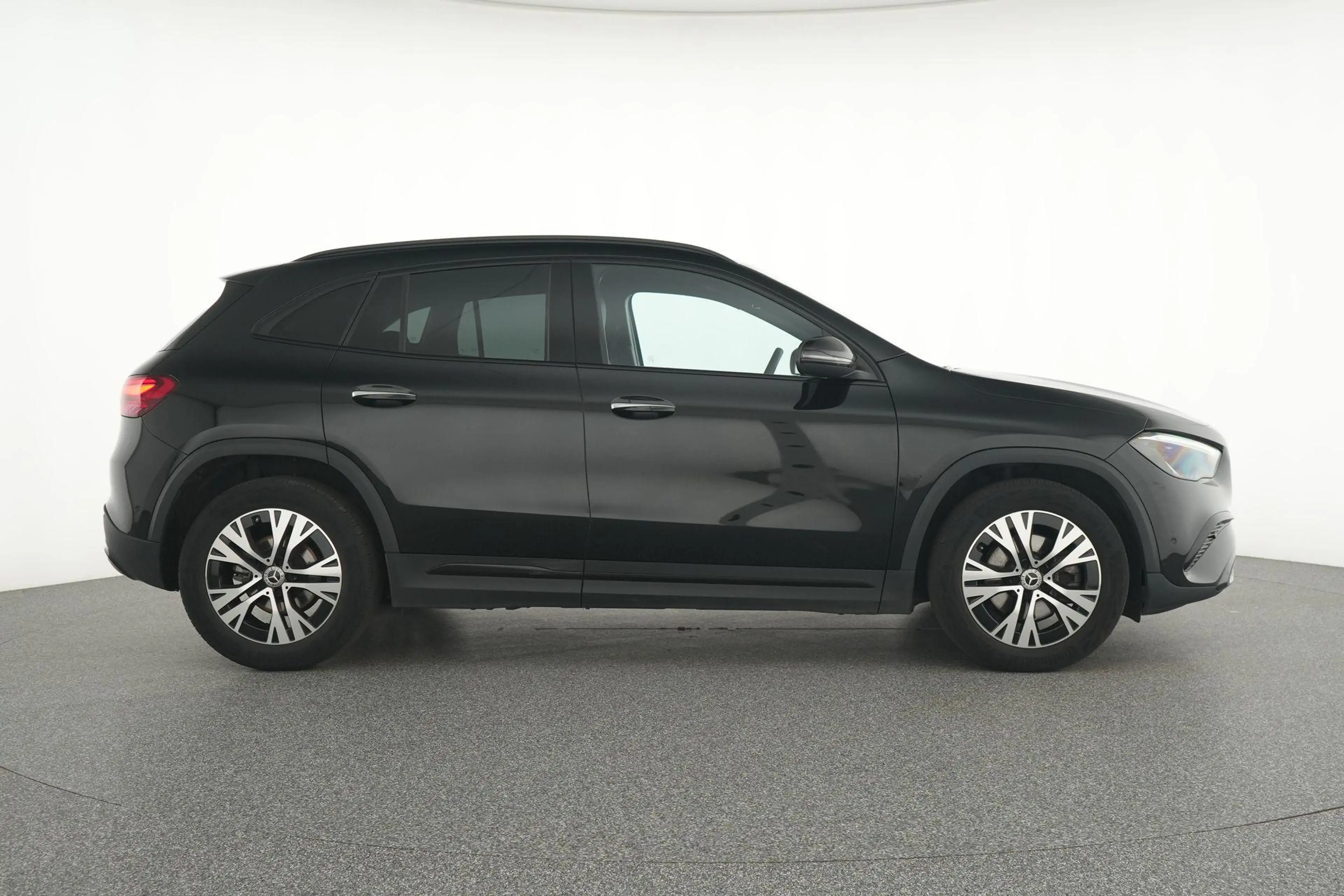 Mercedes-Benz GLA 180 d Luxury Line — photo 9