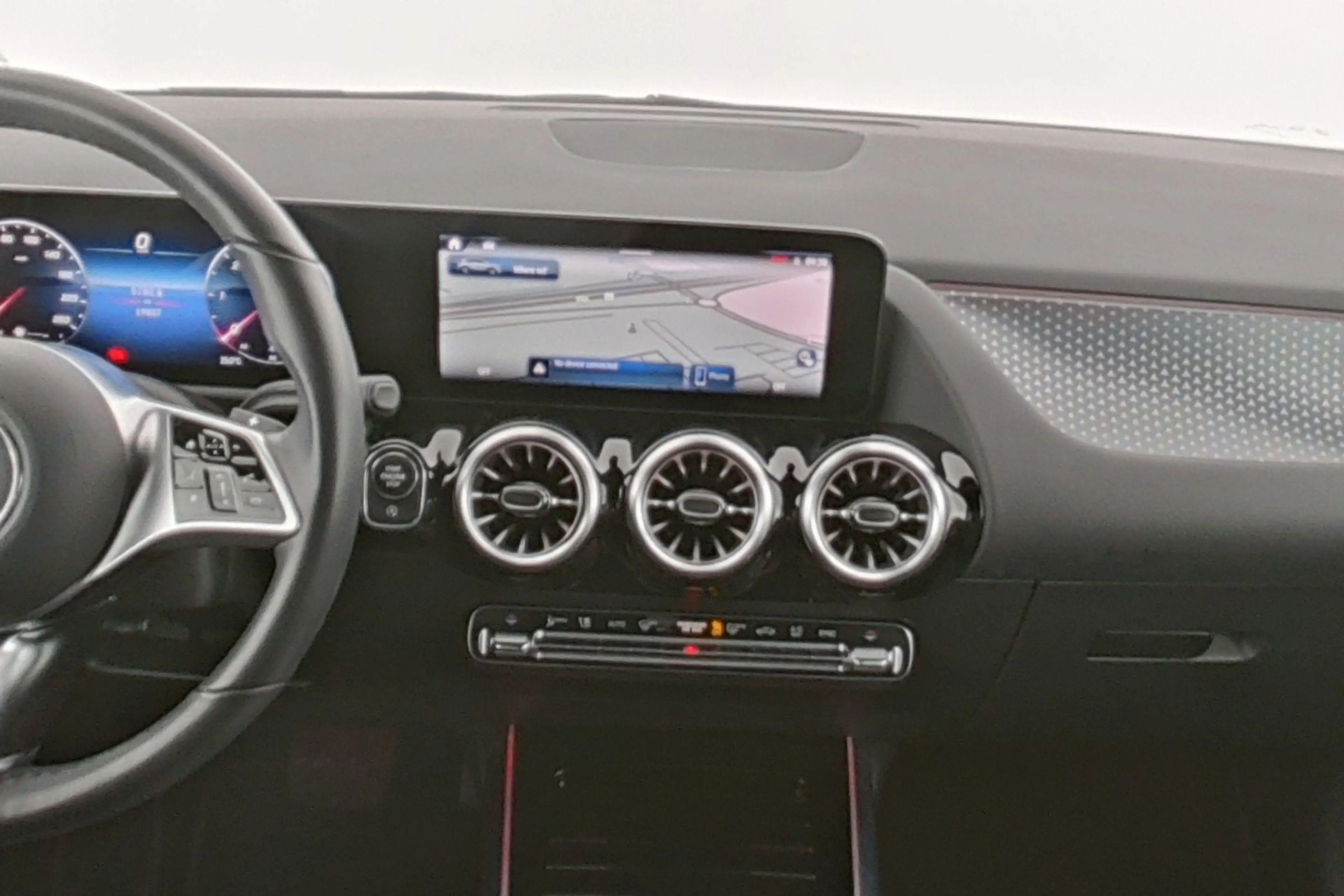 Mercedes-Benz GLA 180 d Luxury Line — photo 15