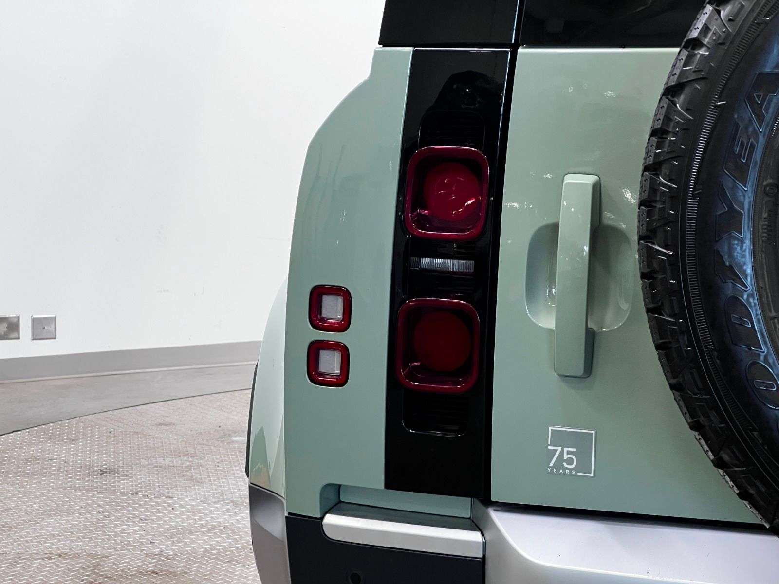 2023 Land Rover Defender P400 | 90 | 75TH EDITION thumb 14